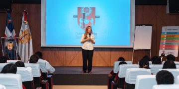 Carolina Mejía lleva charla de responsabilidad ciudadana a estudiantes de Loyola