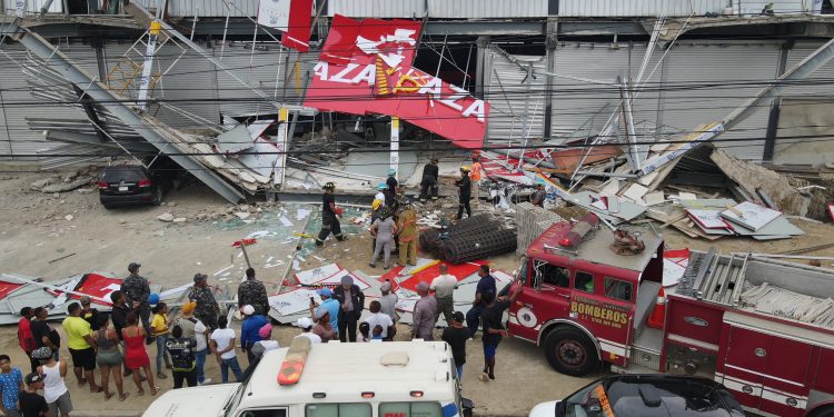 Sistema 911 coordina rescate tras derrumbe en local comercial de Santiago