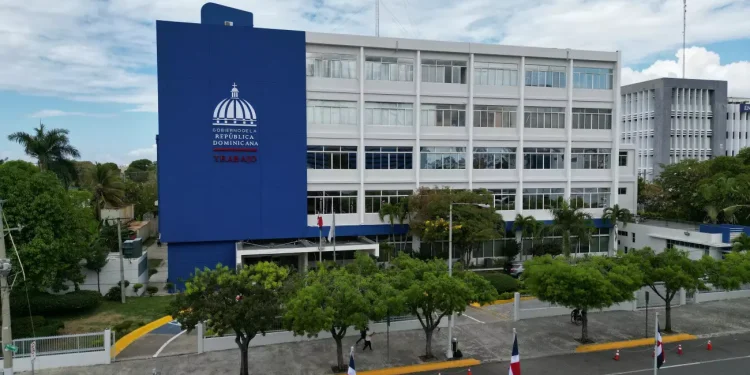 Ministerio de Trabajo reitera feriado “Día de la Constitución” se cambia para el lunes 04