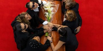 Rinden homenaje para dar último adiós a Silvia Pinal en Bellas Artes, México