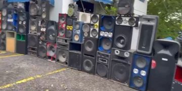 Policía ocupa 101 bocinas por contaminación sónica y máquinas tragamonedas en SDN