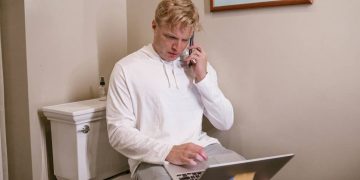 Médicos recomiendan limitar el tiempo que se pasa en el baño con el celular