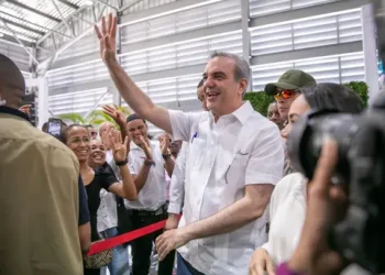 Abinader dice funcionario que no esté en contacto permanente con su pueblo, no merece seguir en función