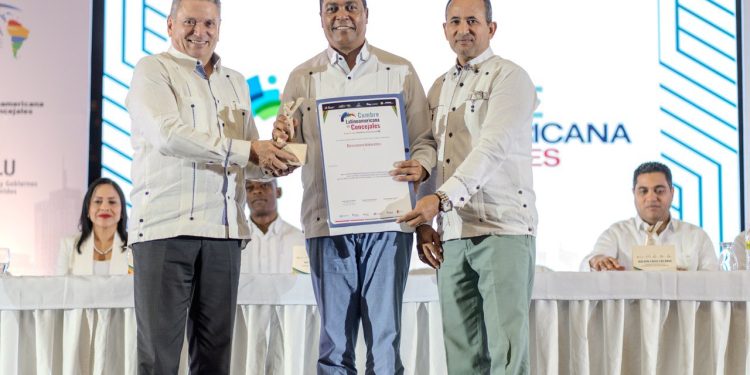 Reconocen a Víctor D´Aza a la Excelencia Municipal Latinoamericana