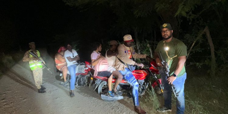 Ejército envía a la justicia a motociclistas que transportaban indocumentados haitianos