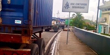 Ordenan retiro de furgones parqueados en avenidas Las Américas y Luperón por representar peligro