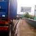 Ordenan retiro de furgones parqueados en avenidas Las Américas y Luperón por representar peligro