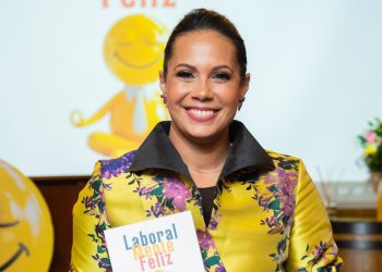 Carol Suárez realiza lanzamiento de su primer libro “LABORALMENTE FELIZ”
