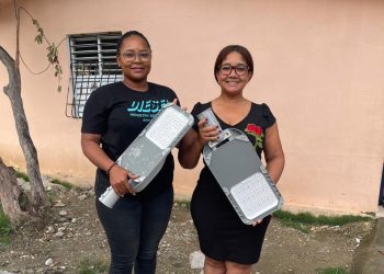 Gobernadora Provincial de ElíasPiña Migdaly de los Santos realiza entrega de Lamparas LED en diversas comunidades