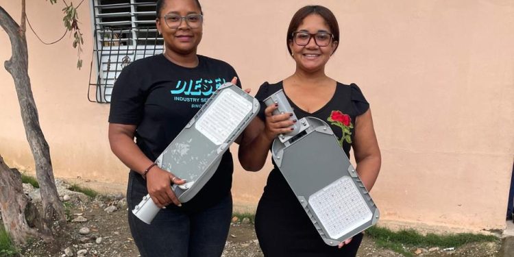 Gobernadora Provincial de ElíasPiña Migdaly de los Santos realiza entrega de Lamparas LED en diversas comunidades