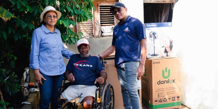 Gobierno entrega enseres del hogar a familias afectadas por inundaciones en provincias de Dajabón, Valverde y La Altagracia