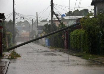 Huracán Rafael sale de Cuba y deja a la isla a oscuras