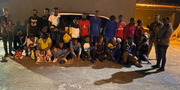 Detienen dos vehículos con 22 nacionales haitianos en estatus migratorio irregular