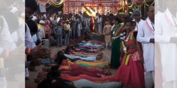 Más de 500 esposas indias se dejan pisar la espalda de los sacerdotes en ritual para tener fertilidad