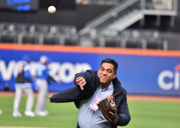 Ministro Kelvin Cruz lanzó el pitcheo de honor en Serie de Titanes