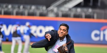 Ministro Kelvin Cruz lanzó el pitcheo de honor en Serie de Titanes