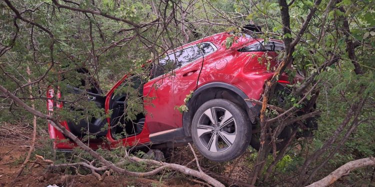 Ejército ocupa dos pacas y media de marihuana escondidas en el motor de una jeepeta en Valverde