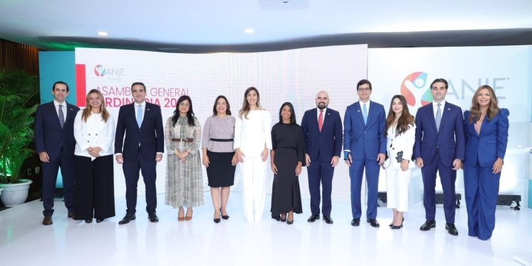 ANJE juramenta nueva directiva para el 2025, liderada por Claudia Finke