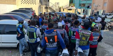 Motoconchos protestan frente a destacamento de San Carlos DN, por represión de policías