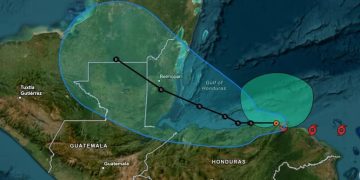 Con fuertes lluvias, tormenta tropical Sara toca tierra en el norte de Honduras