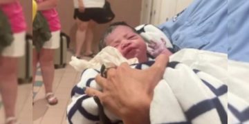 ¡Asombro y ternura! Bebé nace en Aeropuerto de Miami