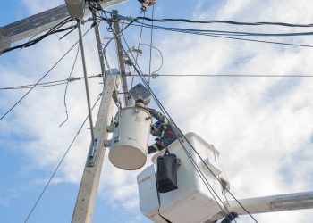 Edesur instala 7 transformadores, regulariza usuarios y mejora redes eléctricas en Azua