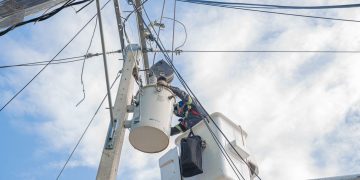 Edesur instala 7 transformadores, regulariza usuarios y mejora redes eléctricas en Azua