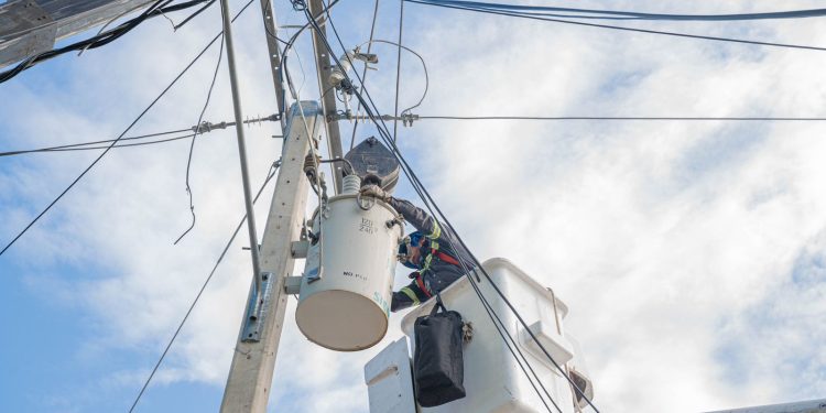 Edesur instala 7 transformadores, regulariza usuarios y mejora redes eléctricas en Azua