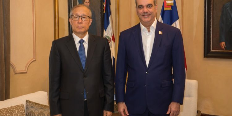 Presidente Abinader recibe en Palacio al vicepresidente de la Asamblea Nacional de China