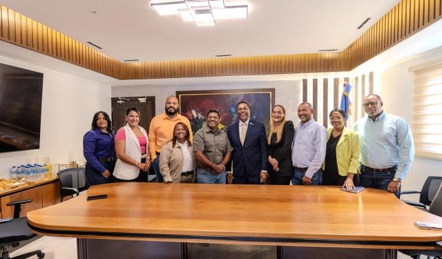 Liga Municipal Dominicana entrega RD$30.6 millones al alcalde de Los Alcarrizos para aceras y contenes