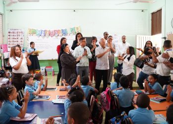 Ministro de Educación asegura que la escuela necesita el apoyo de la familia