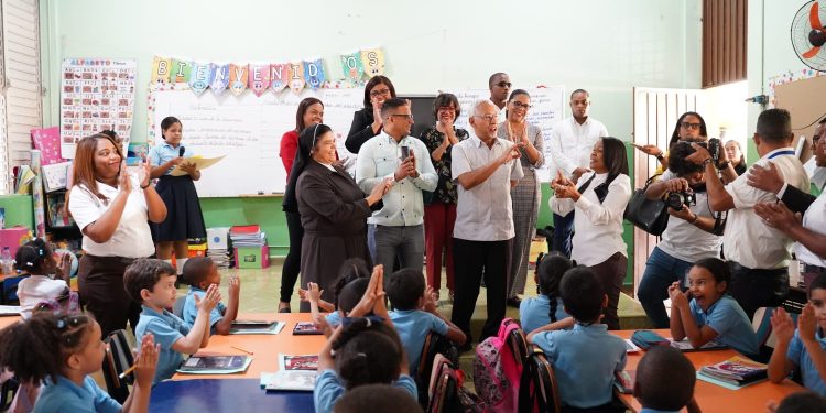 Ministro de Educación asegura que la escuela necesita el apoyo de la familia