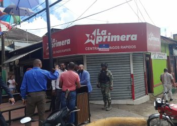 Comunitarios denuncian banca ilegal en parque; autoridades cierran el lunes, pero reabre al instante