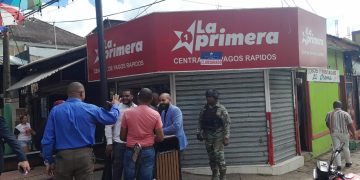 Comunitarios denuncian banca ilegal en parque; autoridades cierran el lunes, pero reabre al instante
