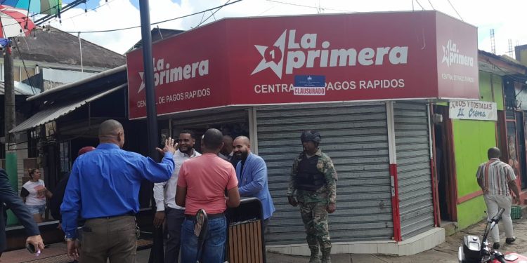 Comunitarios denuncian banca ilegal en parque; autoridades cierran el lunes, pero reabre al instante