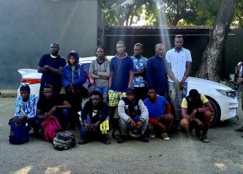 Ejército detiene 28 haitianos en estatus migratorio irregular en tres vehículos