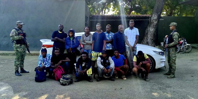 Ejército detiene 28 haitianos en estatus migratorio irregular en tres vehículos