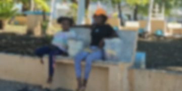 Niños y adolescentes haitianos deambulan por las calles y parques de Elías Piña