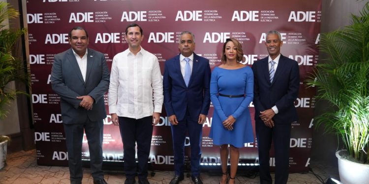 Ministro Santos afirma proyecciones al 2025 confirman diversificación energética