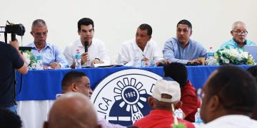 Wellington Arnaud socializa con comunitarios de La Altagracia y municipio San Pedro de Macorís