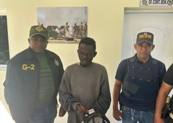 Haitiano agredió médicos en Darío Contreras trató de camuflajearse con lodo para escapar; está en manos del ERD