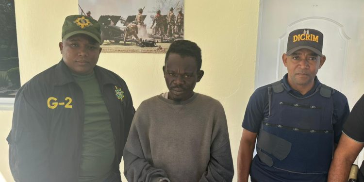 Haitiano agredió médicos en Darío Contreras trató de camuflajearse con lodo para escapar; está en manos del ERD