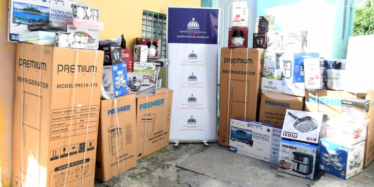 Instituto de Auxilios entrega enseres a familias afectadas por voraz incendio en SDO