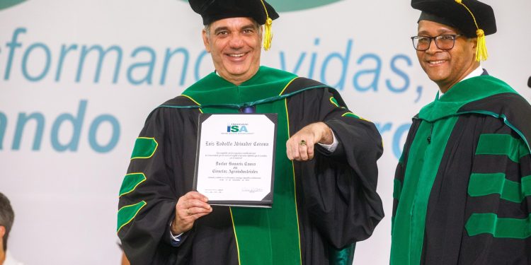 Presidente Abinader recibe el título Honoris Causa en Ciencias Agroindustriales" de la Universidad ISA