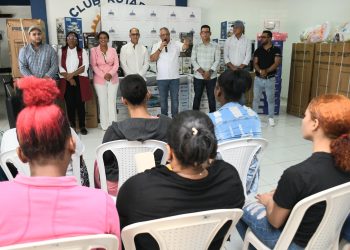 Administrador general de INAVI Félix Grullón dona enseres del hogar a decenas de mujeres humildes de Hato Mayor