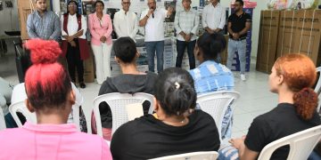 Administrador general de INAVI Félix Grullón dona enseres del hogar a decenas de mujeres humildes de Hato Mayor