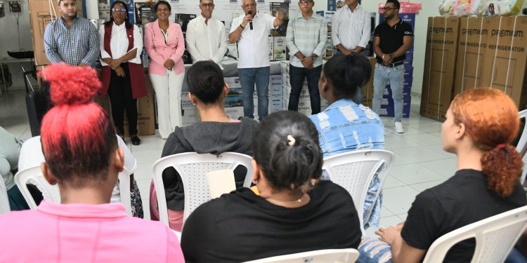 Administrador general de INAVI Félix Grullón dona enseres del hogar a decenas de mujeres humildes de Hato Mayor