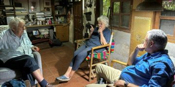 Presidente electo de Uruguay visita a su mentor Mujica tras su triunfo