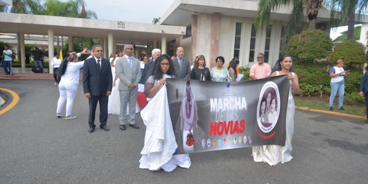 Marchan en la UASD y exigen crear políticas públicas para reducir violencia contra la mujer