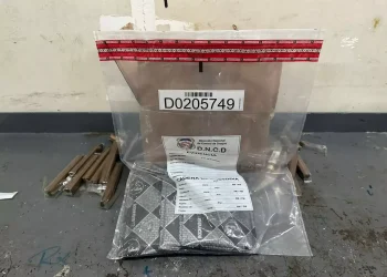 Ocupan cinco láminas de cocaína camufladas en cajas de tabacos